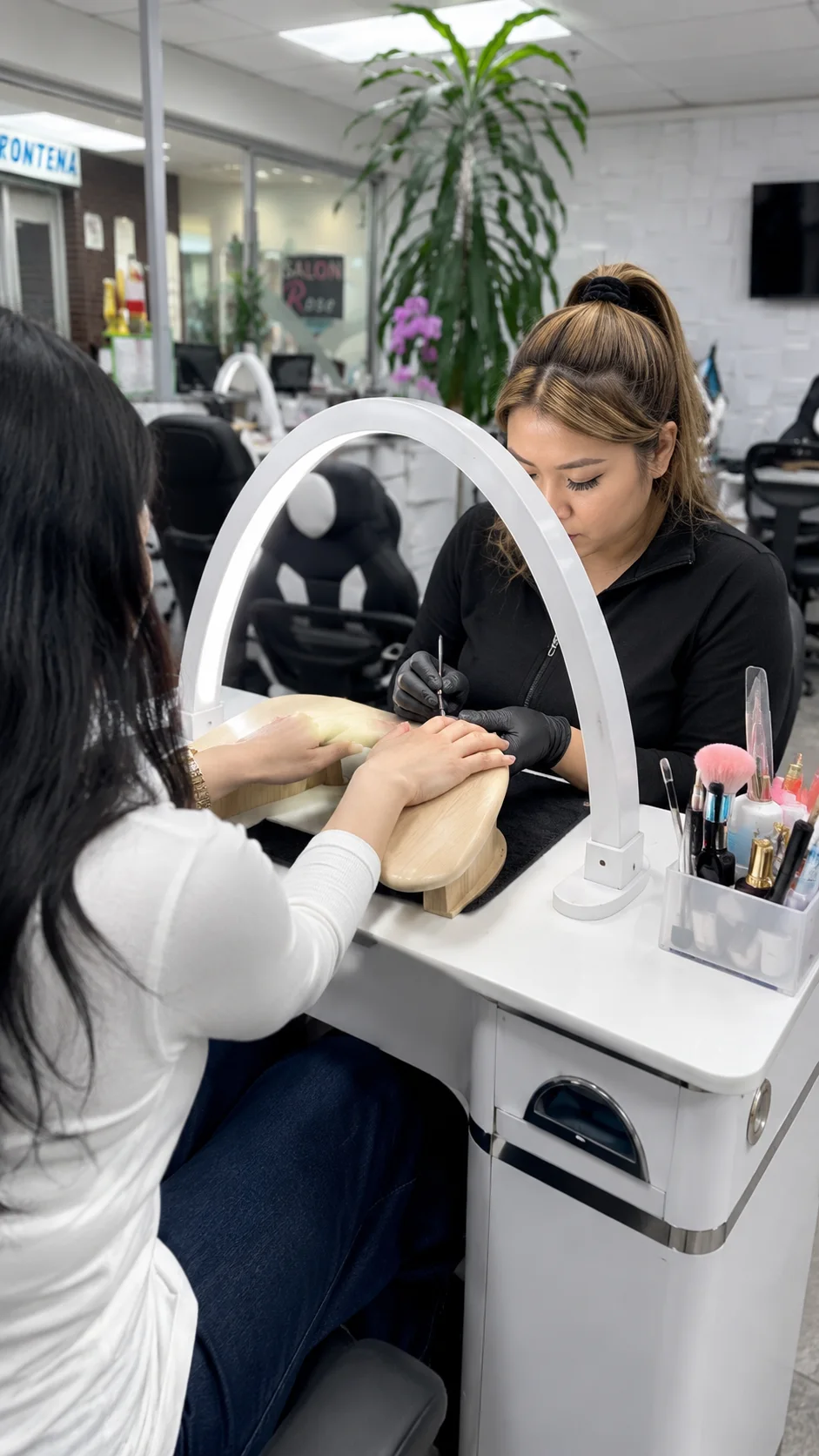 Technicienne réalisant une manucure au salon 10Vingt à Montréal