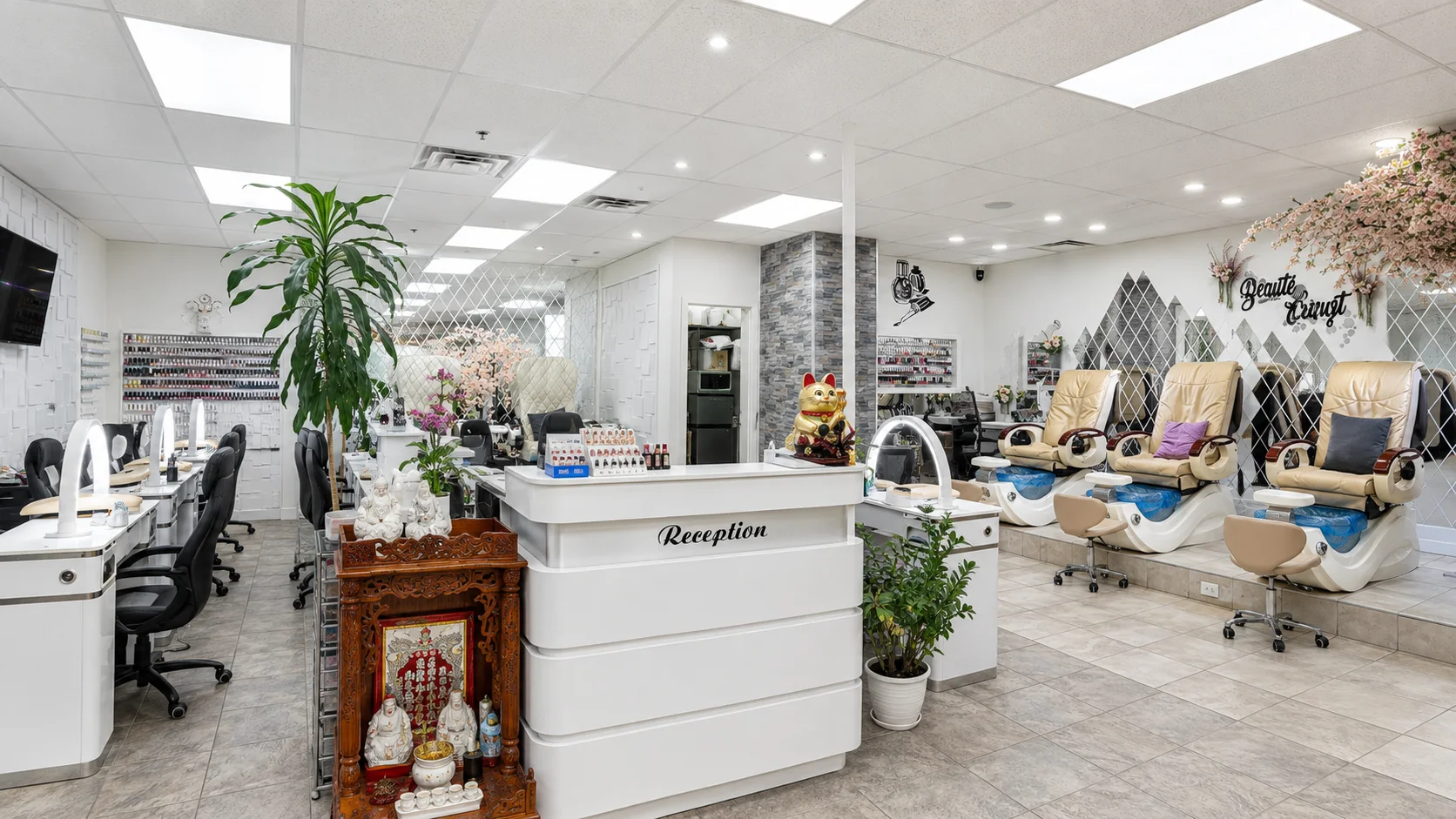 Accueil et postes de manucure du salon d’ongles 10Vingt à Montréal
